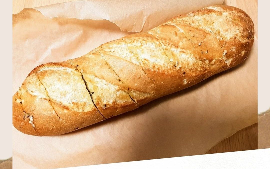 Bagietka z aromantycznym masłem czosnkowym i ziołami, przepis krok po kroku