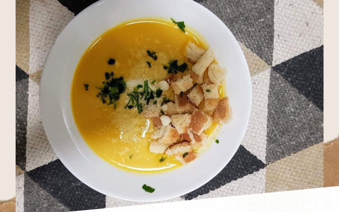Aromatyczna i rozgrzewająca zupa krem z dyni z mleczkiem kokosowym oraz imbirem