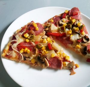 pizza z salami i oliwkami
