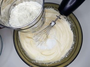 białka i żółtka z mąką