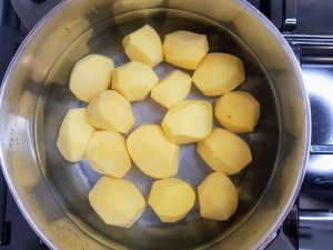 ziemniaki w osolonej wodzie