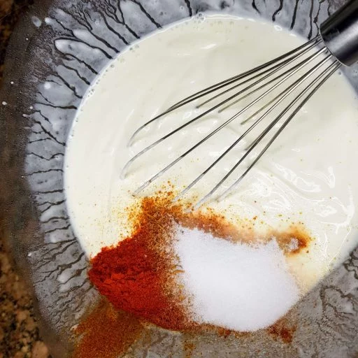 jogurt z mlekiem i przyprawami