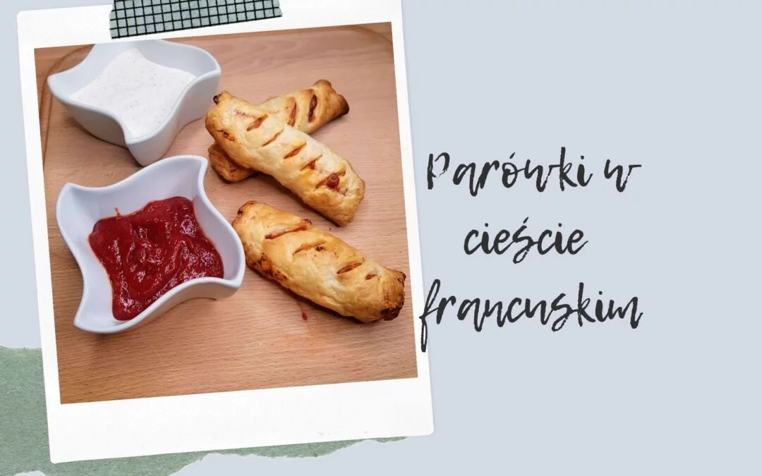 Parówki w cieście francuskim z serem i sosem pomidorowym