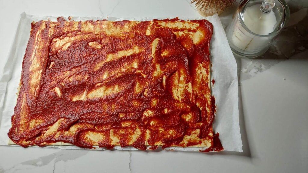 ciasto francuskie posmarowane koncentratem pomidorowym