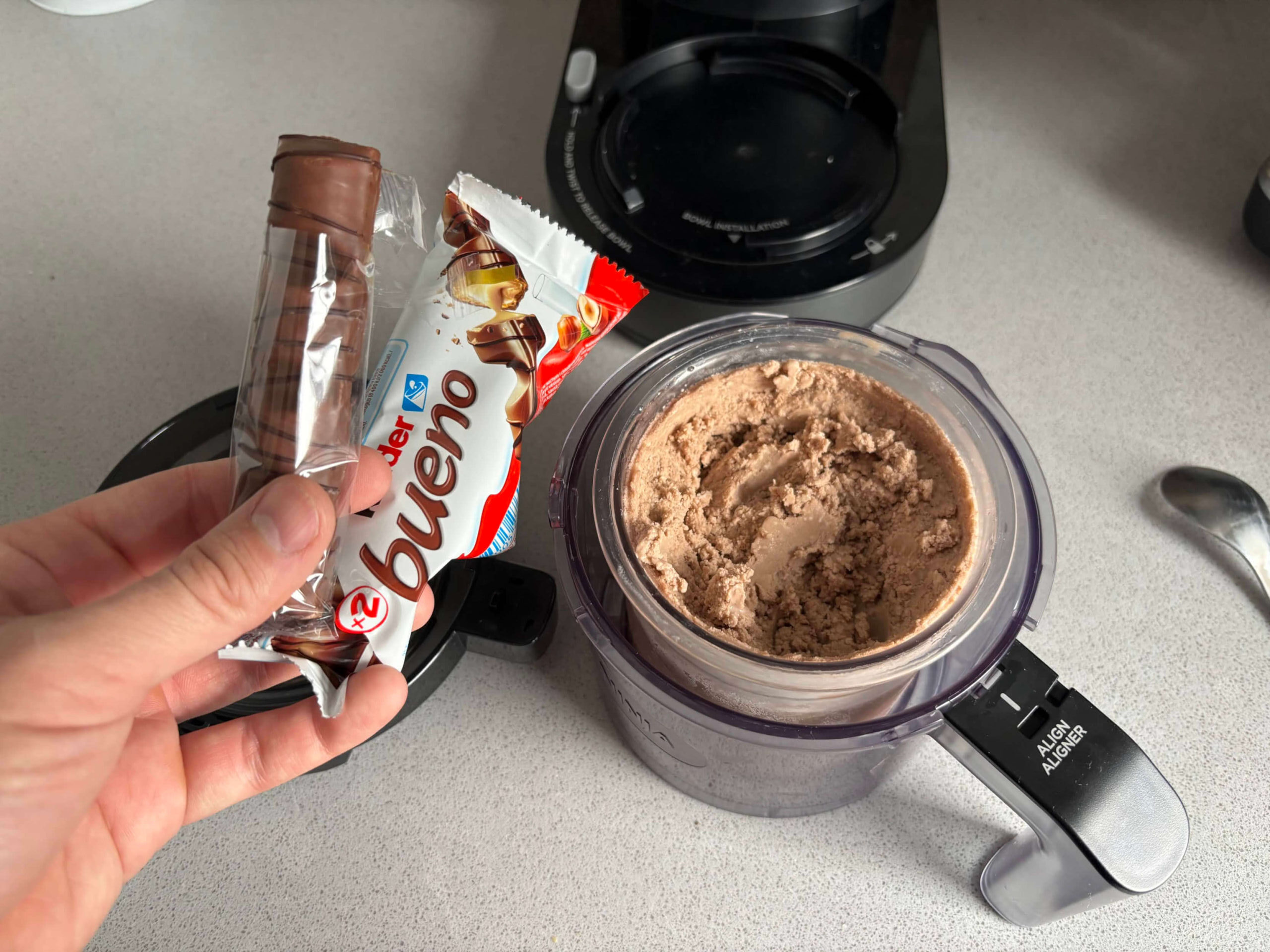 Lody kinder bueno z ninja creami.