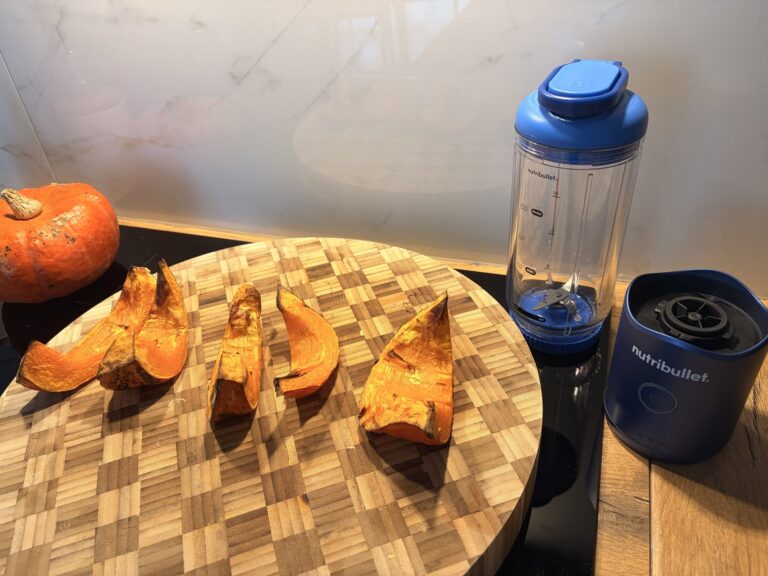blender nutribullet flex z odłączonym modułem ostrzy i pieczoną dynią