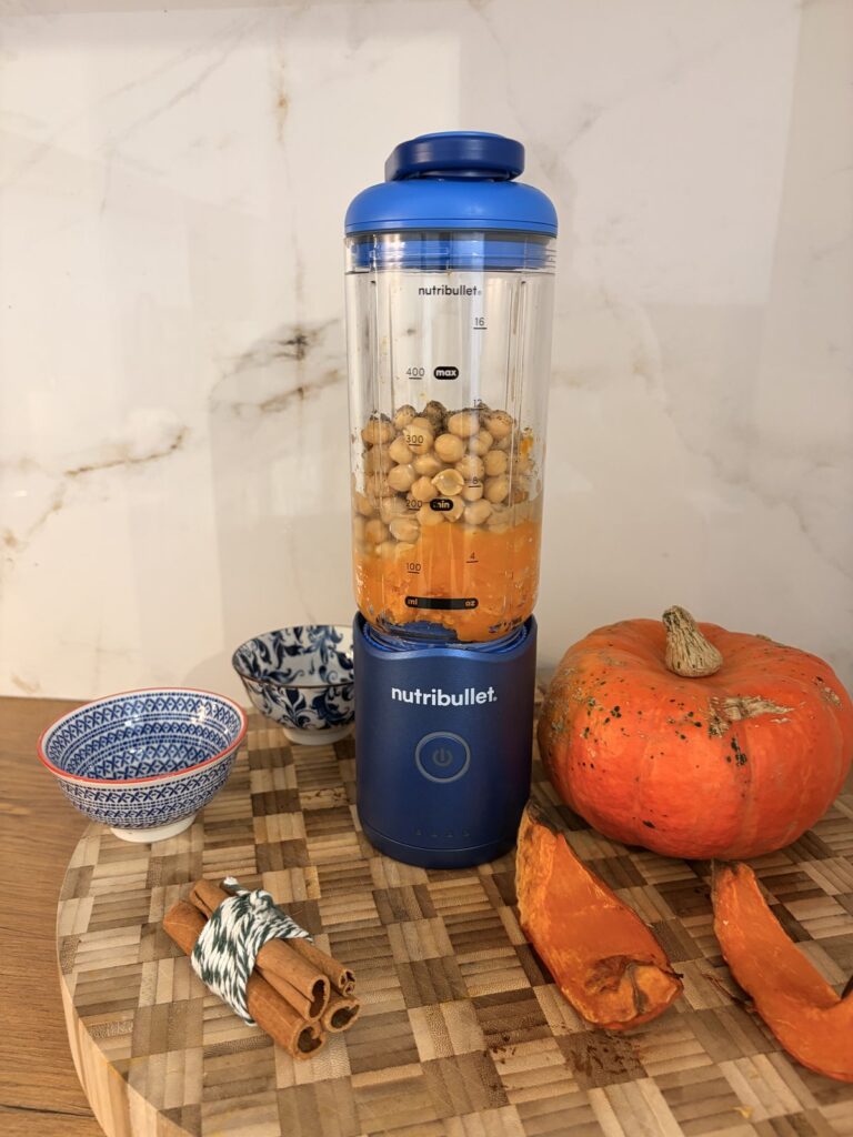 kubek nutribullet flex ze składnikami hummusu na podstawie silnika